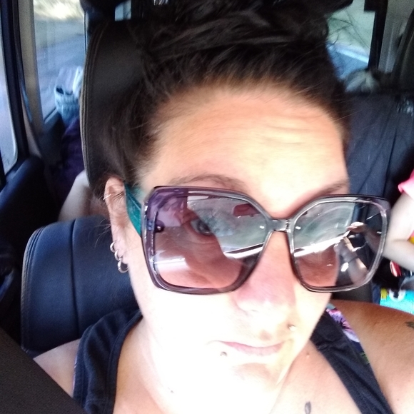 Meet your Posher, Jennifer - Picture 2 of 2